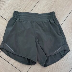 Lululemon HR Hotty Hot 4” Shorts - olive green